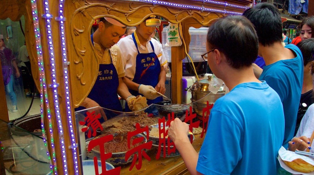 Gran mezquita de Xi\'an que incluye comida y mercados y también un pequeño grupo de personas