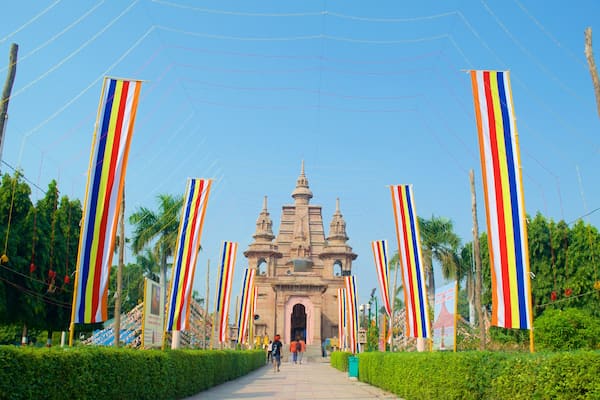 MonastÚre de Mulagandha Kuti Vihara mettant en vedette scÚnes de rue, temple ou lieu de culte et éléments religieux