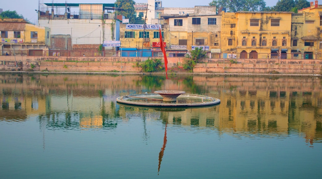 Temple de Durga mettant en vedette fontaine