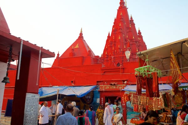 Temple de Durga qui includes aspects religieux et marchés