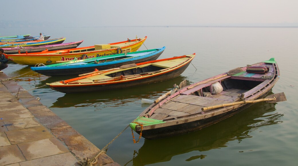 Tulsi Ghat mostrando caiaque ou canoagem e um lago ou charco