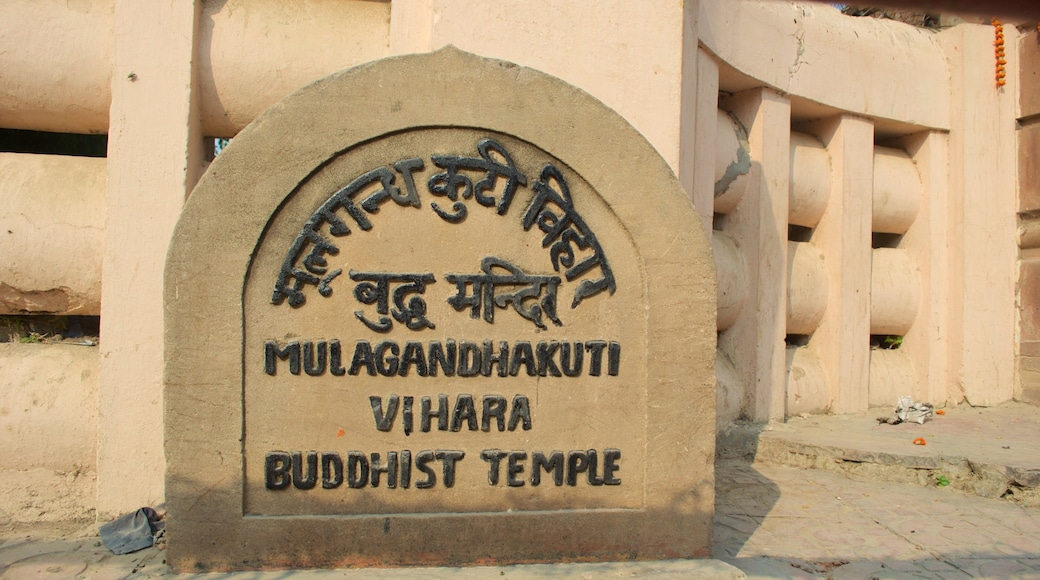 Mulagandha Kuti Vihara-klostret presenterar ett tempel eller plats för dyrkan, religiösa aspekter och skyltar