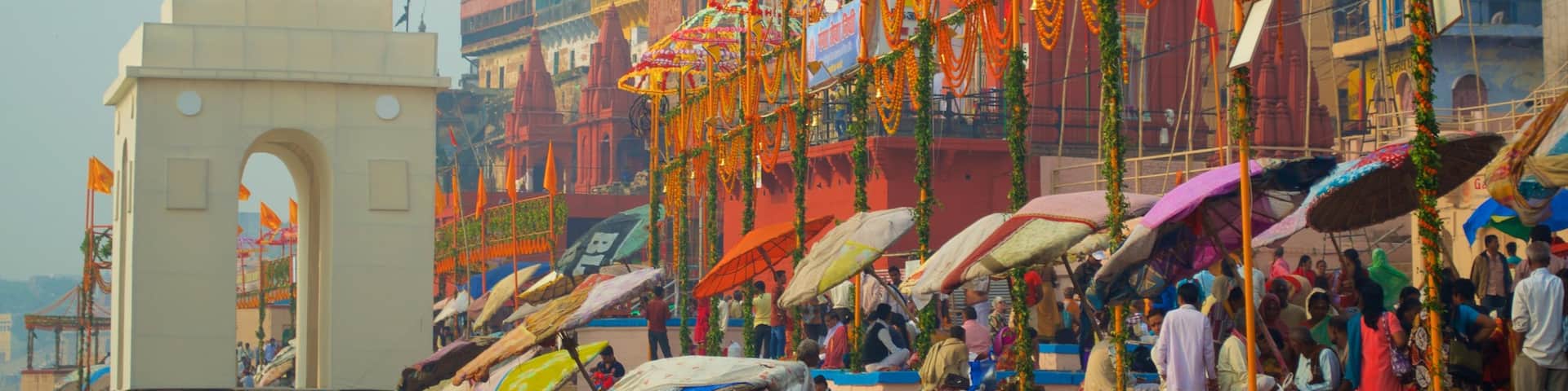 Dasaswamedh ghat qui includes marchés aussi bien que important groupe de personnes