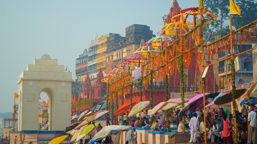Dasaswamedh ghat qui includes marchés aussi bien que important groupe de personnes