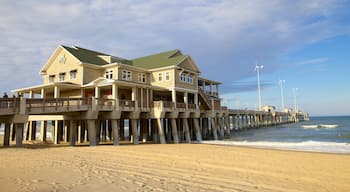 Jennette\'s Pier which includes a beach