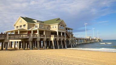 Jennette\'s Pier showing a sandy beach