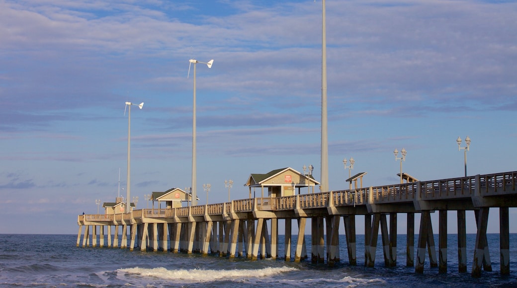 Jennette\'s Pier que incluye vistas generales de la costa