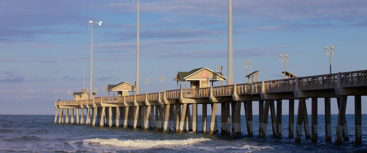 Jennette\'s Pier que incluye vistas generales de la costa
