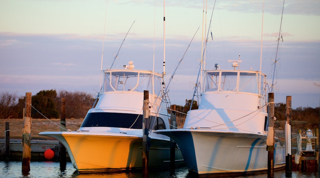 Oregon Inlet Fishing Center welches beinhaltet Angeln, See oder Wasserstelle und Bootfahren