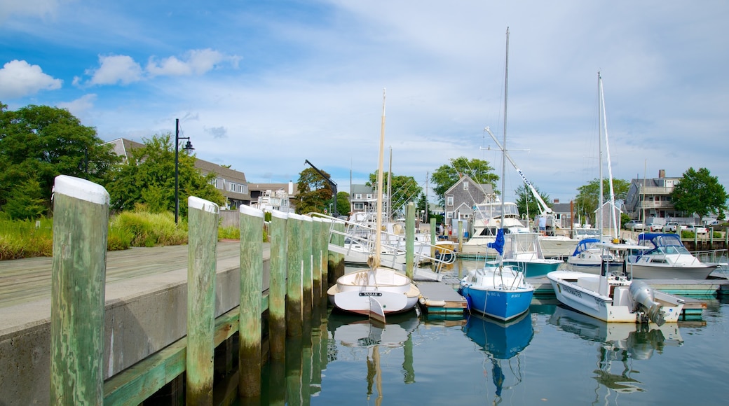 Hyannis que incluye un puerto deportivo y una bahía o un puerto