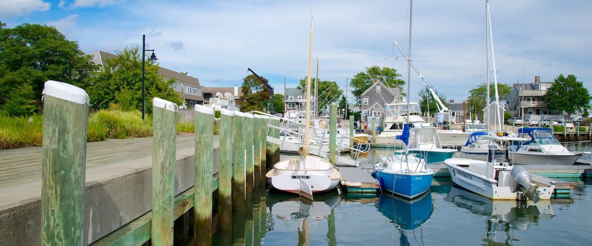 Hyannis que incluye una marina y una bahía o puerto
