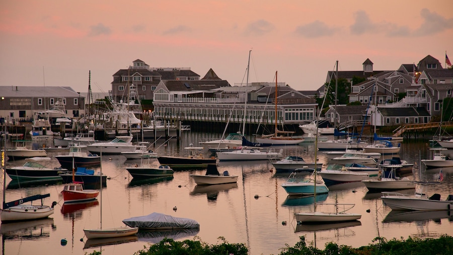 Harwich mostrando una ciudad costera y una marina