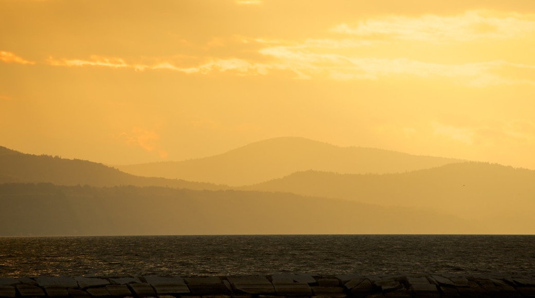 Burlington welches beinhaltet allgemeine Küstenansicht und Sonnenuntergang