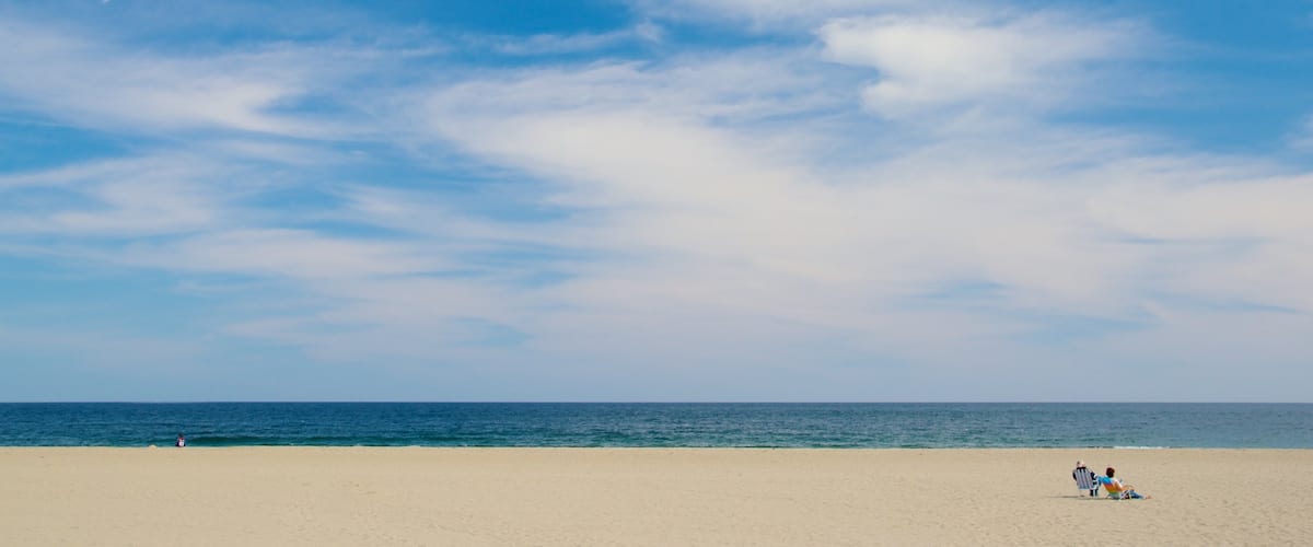 Hampton Beach montrant plage de sable aussi bien que couple