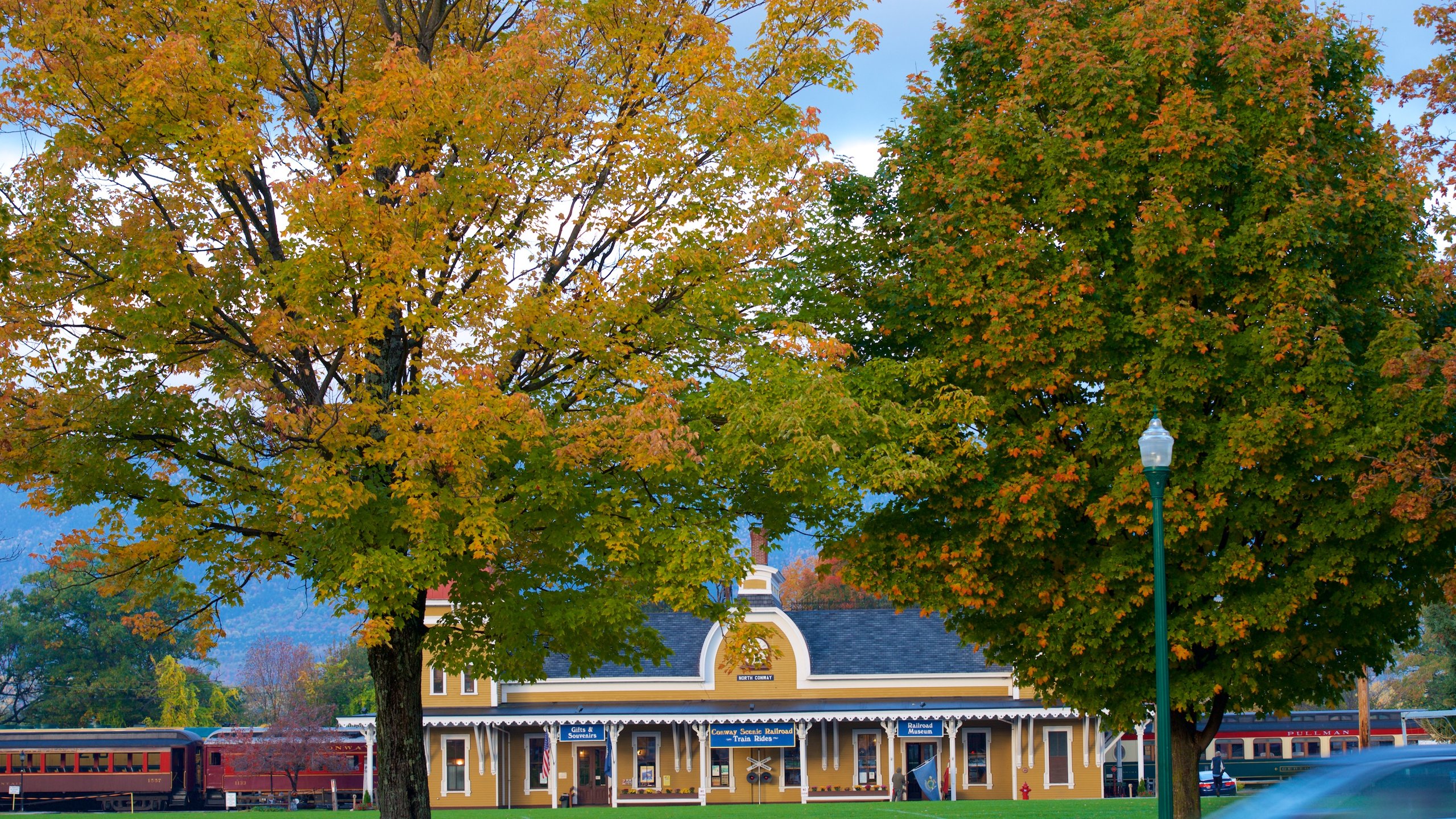 North Conway ofreciendo colores de otoño y elementos ferroviarios