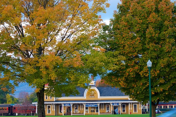 North Conway mit einem Herbstfarben und Eisenbahnbetrieb