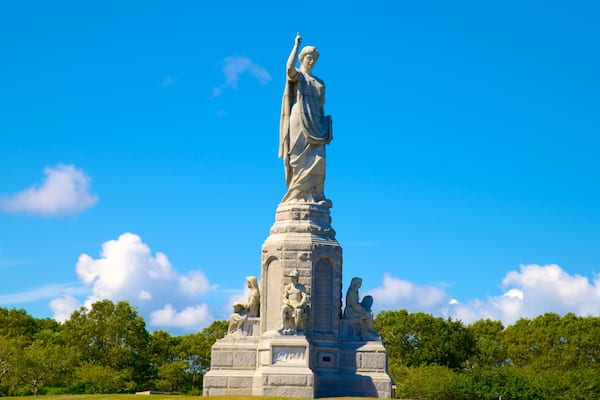 National Monument to the Forefathers mit einem Statue oder Skulptur