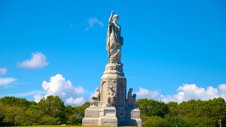 National Monument to the Forefathers og byder på en statue eller en skulptur