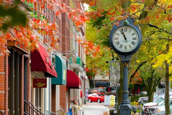 Keene welches beinhaltet Herbstblätter und Straßenszenen
