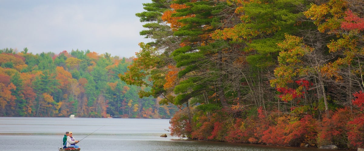 Sureste de Massachusetts que incluye un río o arroyo, pesca y los colores del otoño