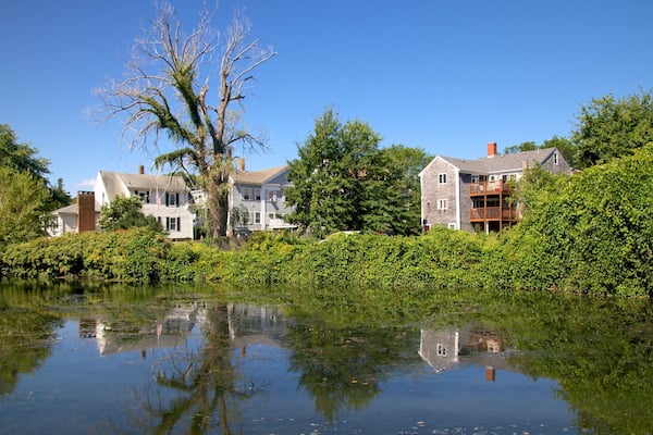 Molino Jenney Grist mostrando un río o arroyo y una casa