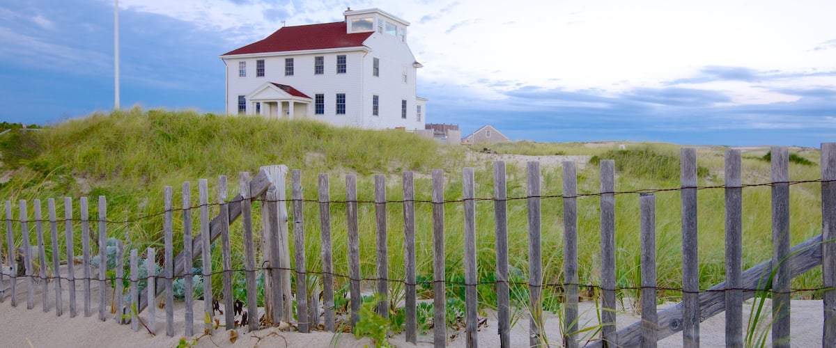 Provincetown mostrando vistas generales de la costa y una casa