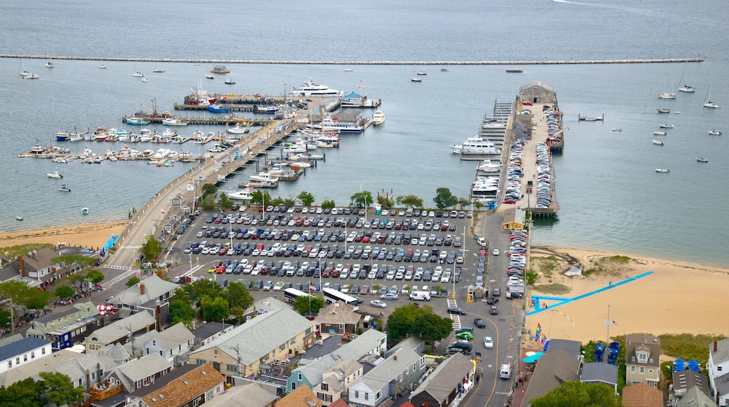 Pilgrim-monumentet som omfatter udsigt over kystområde og en bugt eller havn
