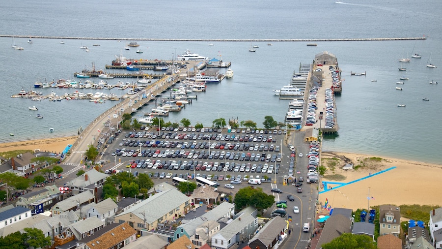 Pilgrim Monument qui includes baie ou port et vues littorales
