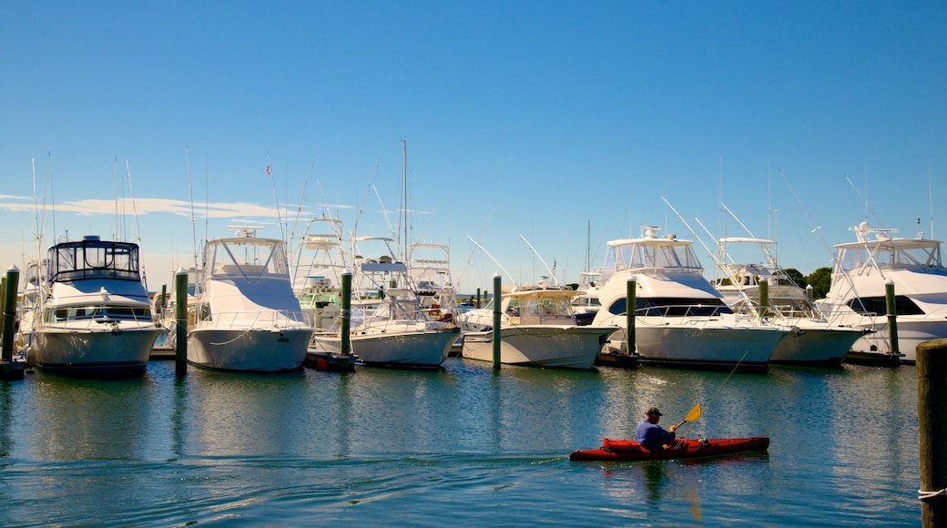 Falmouth mostrando uma marina e caiaque ou canoagem