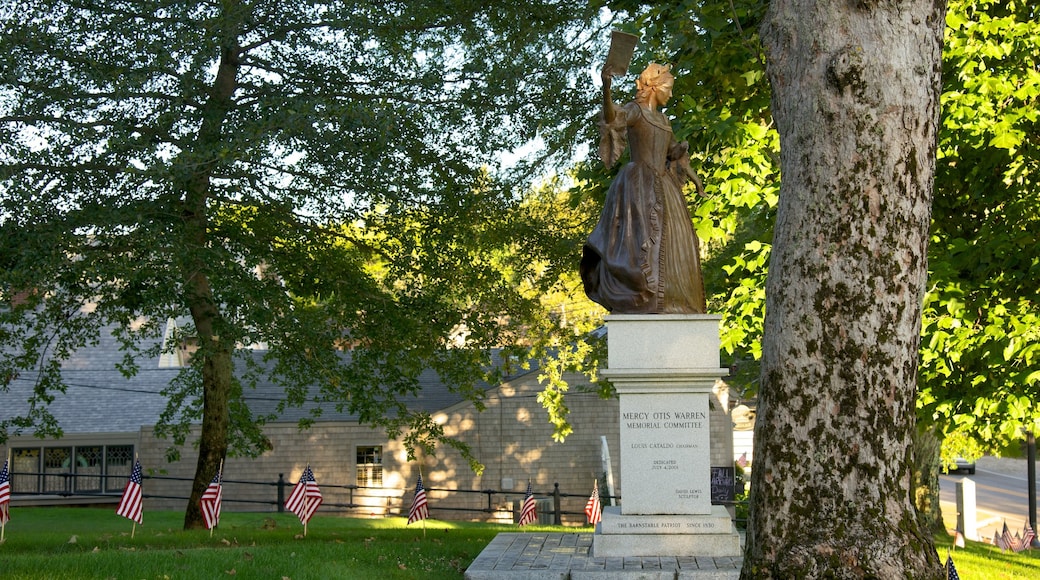 Barnstable ofreciendo una estatua o escultura