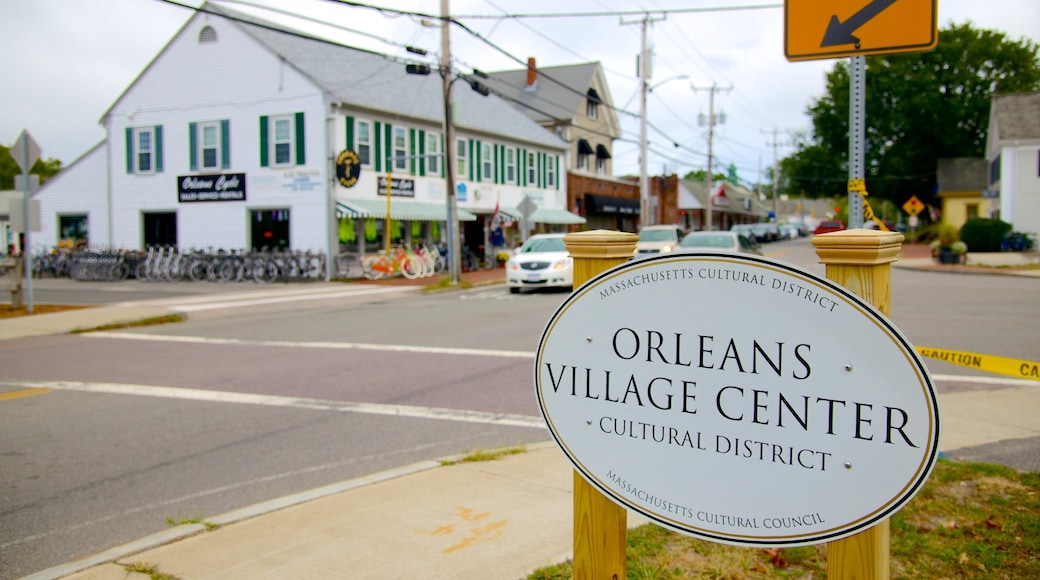 Orleans mostrando una pequeña ciudad o aldea y señalización