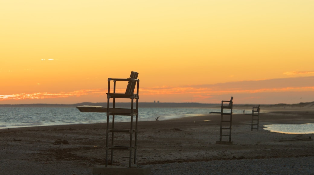 Sandy Neck Beach caratteristiche di spiaggia di ciottoli e tramonto