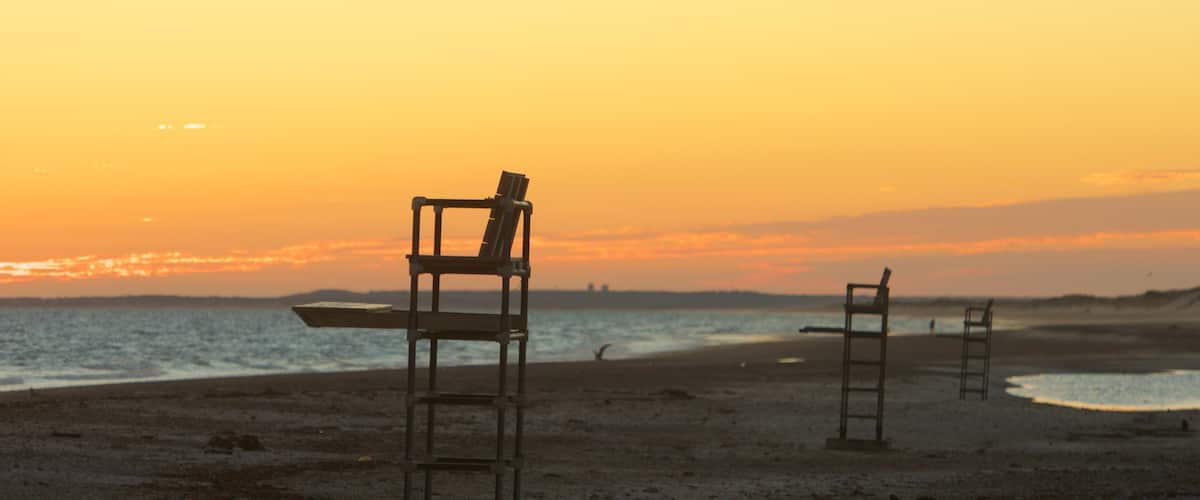 Sandy Neck Beach mit einem Sonnenuntergang und Steinstrand