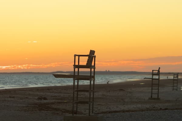 Sandy Neck Beach montrant plage de galets et coucher de soleil