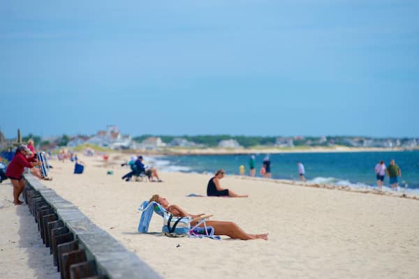 West Dennis Beach mettant en vedette plage aussi bien que petit groupe de personnes