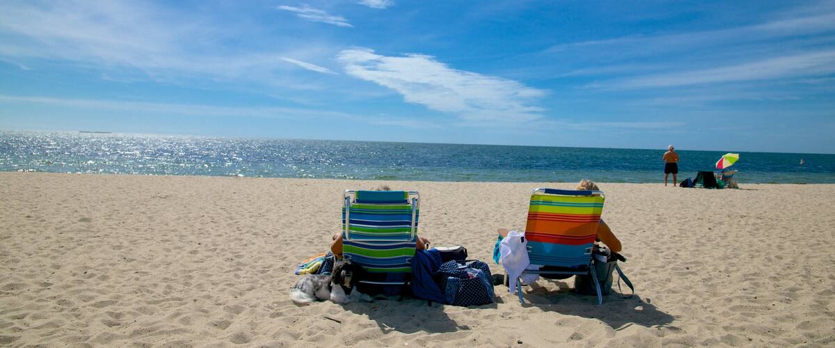 West Dennis Beach og byder på en strand såvel som et par