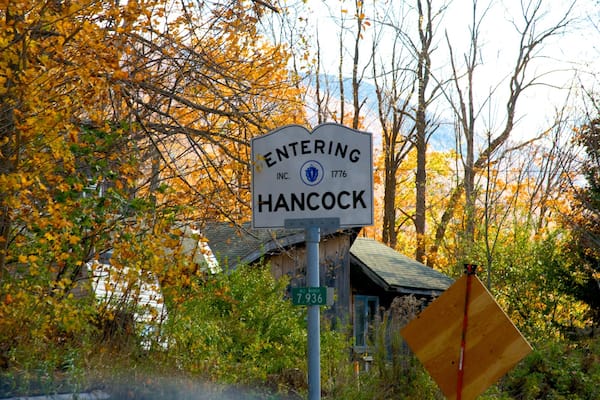 Hancock welches beinhaltet Herbstfarben und Beschilderung