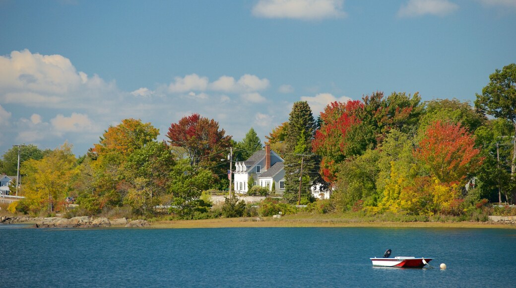 New Castle showing a river or creek