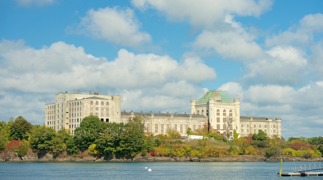 New Castle das einen Burg und Fluss oder Bach