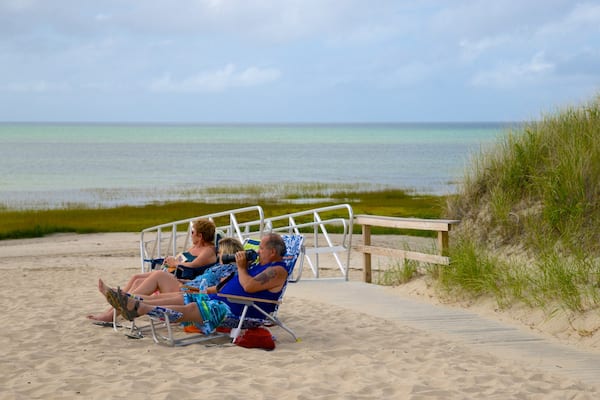 Skaket Beach som visar en strand sÄvÀl som en familj