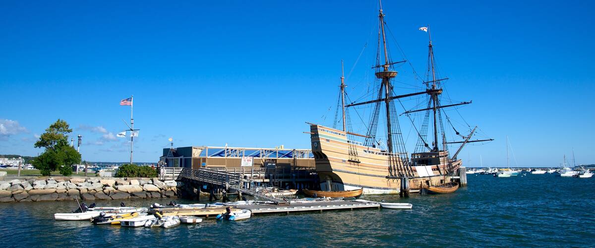 Mayflower II que incluye una bahía o un puerto y vista general a la costa