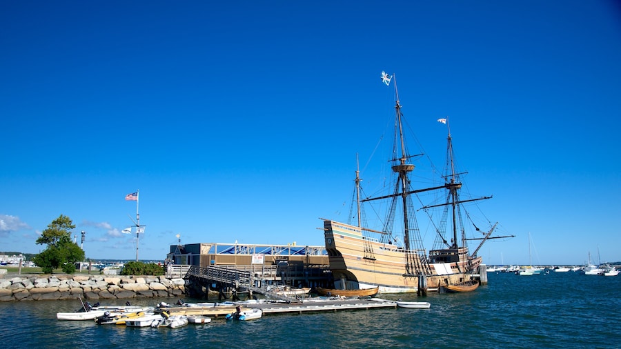 Mayflower II som omfatter udsigt over kystområde og en bugt eller havn