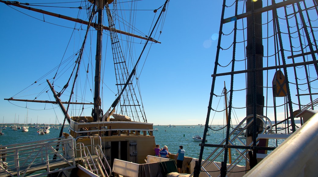 Mayflower II que incluye una bahía o un puerto y vista general a la costa