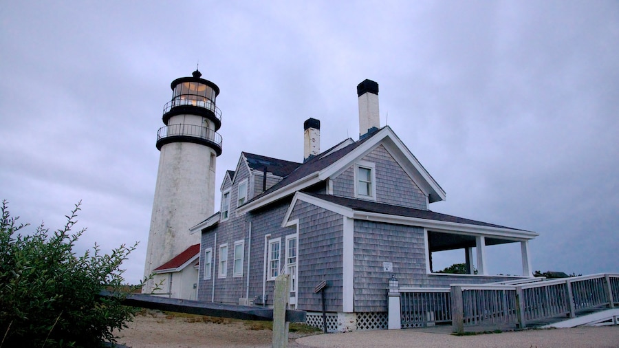 Highland Lighthouse ofreciendo vistas de una costa, una casa y un faro