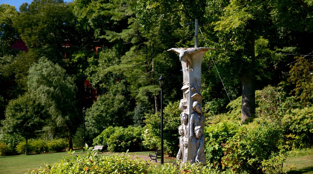 Brewster Gardens showing a park and outdoor art