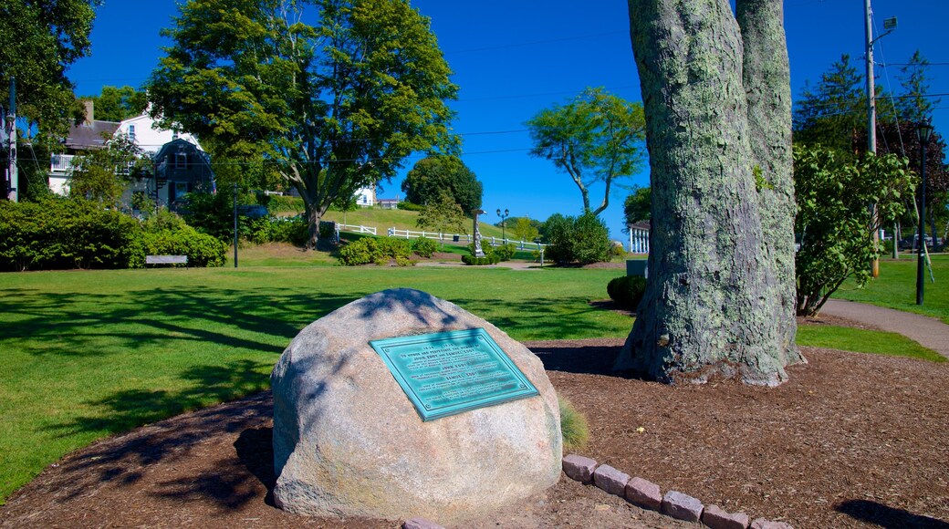 Brewster Gardens presenterar ett minnesmonument och en trädgård