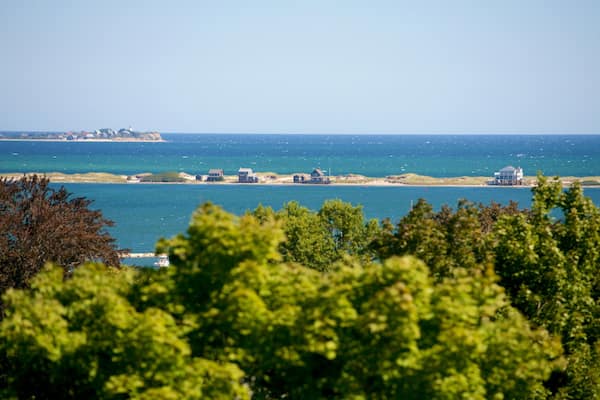 Cementerio Burial Hill mostrando vistas generales de la costa