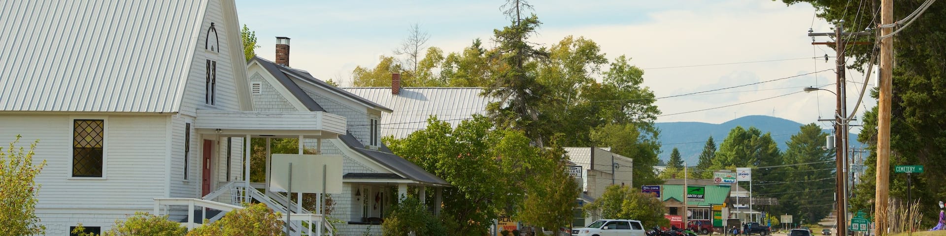 New Hampshire que incluye una pequeña ciudad o pueblo, escenas urbanas y una iglesia o catedral