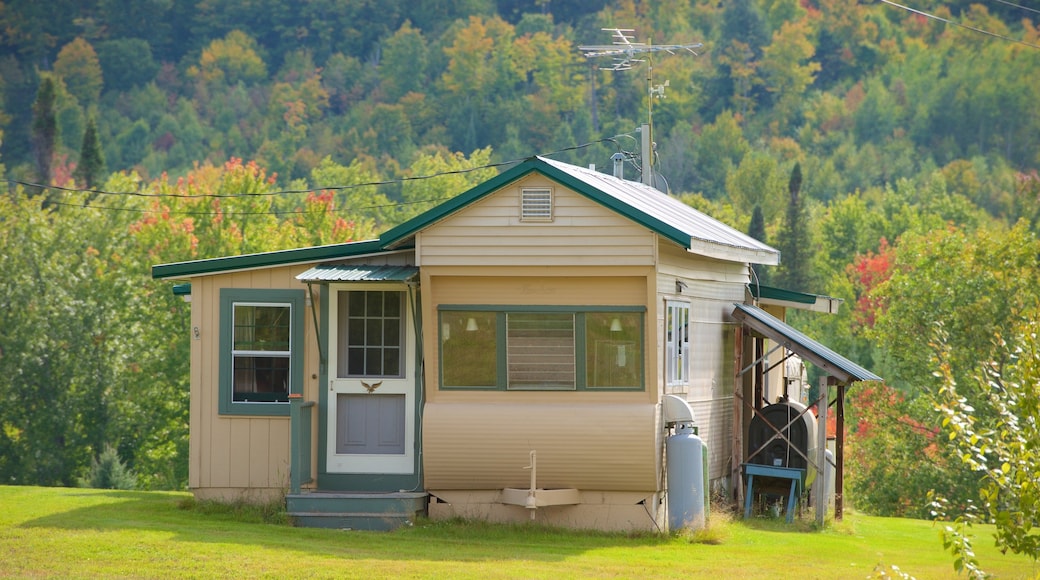 New Hampshire som inkluderar ett hus och stillsam natur