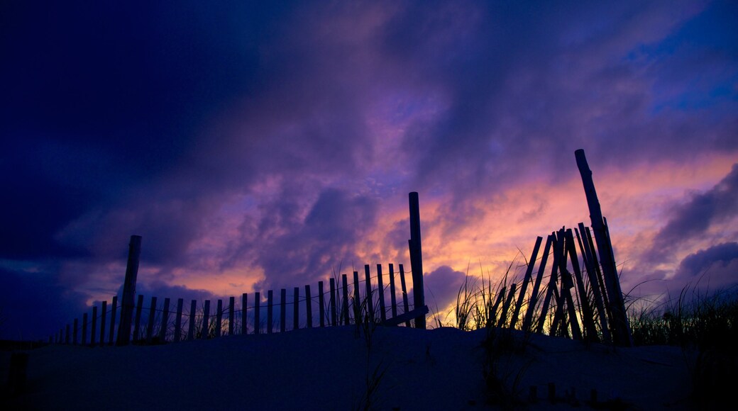 Provincetown que incluye un atardecer